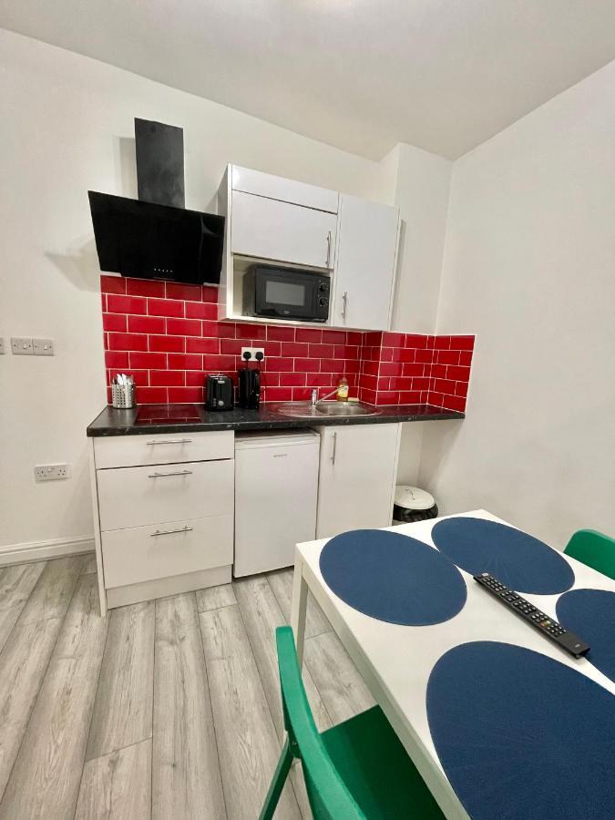 Comfortable - Cosy - Budget Studios In City Center Лондон Екстериор снимка
