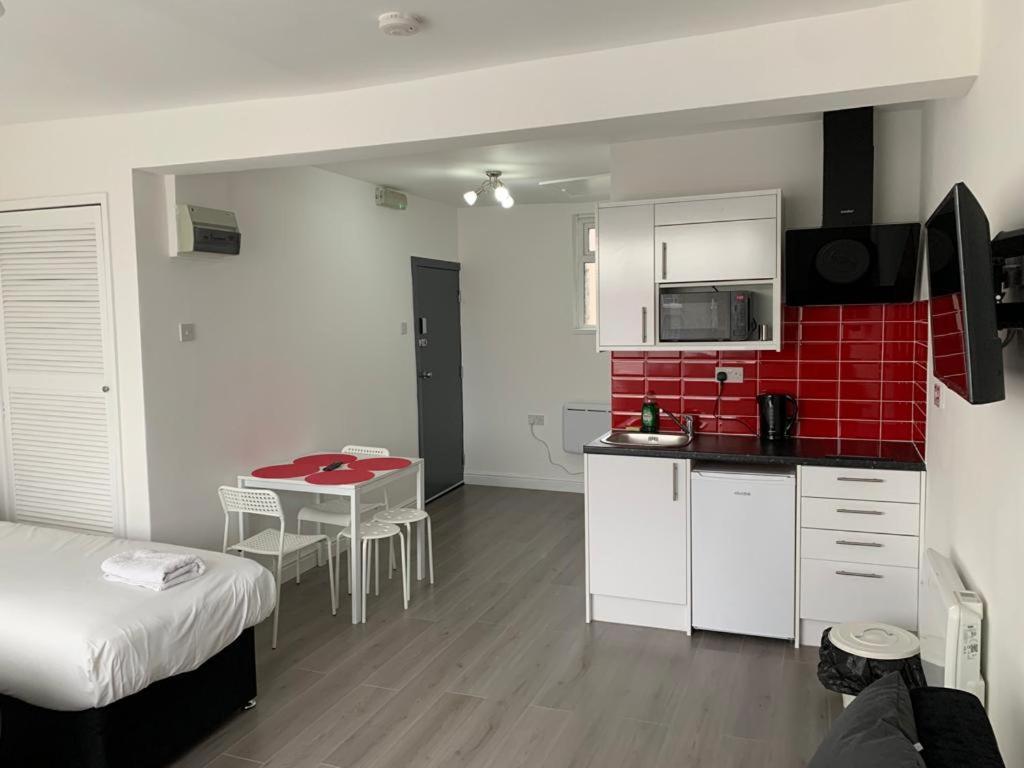 Comfortable - Cosy - Budget Studios In City Center Лондон Екстериор снимка